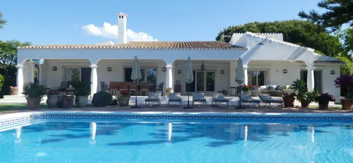 Short-term rent of detached villa in Estepona 0