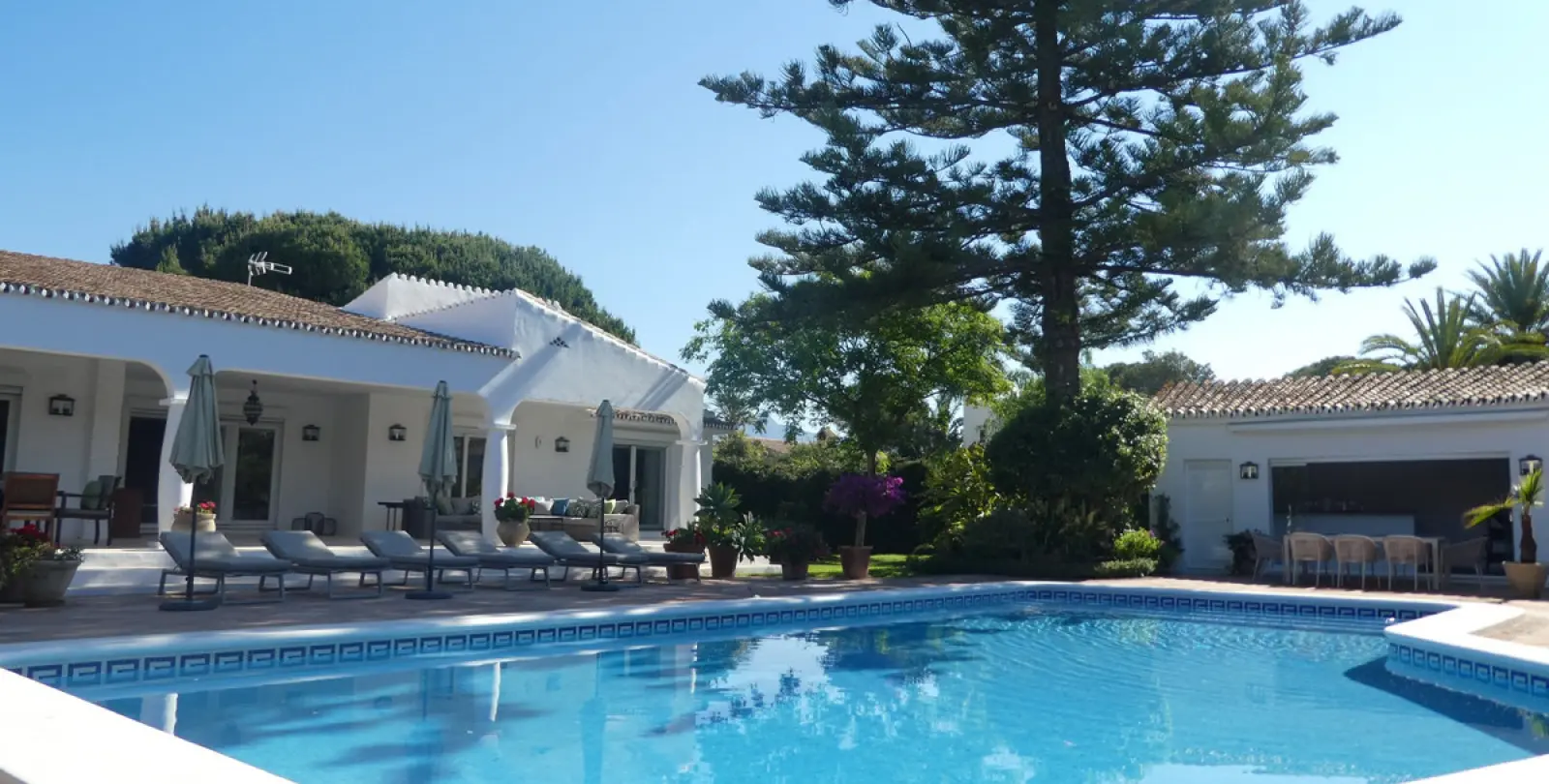 Short-term rent of detached villa in Estepona 2