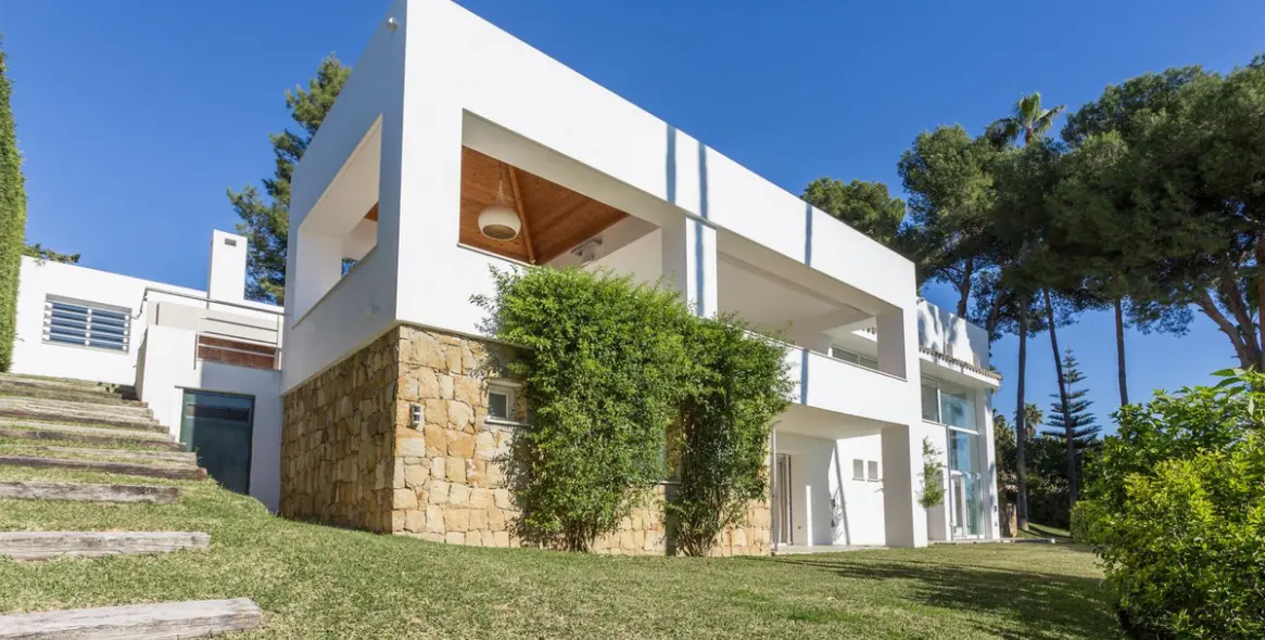 Short-term rent of detached villa in The Golden Mile 5