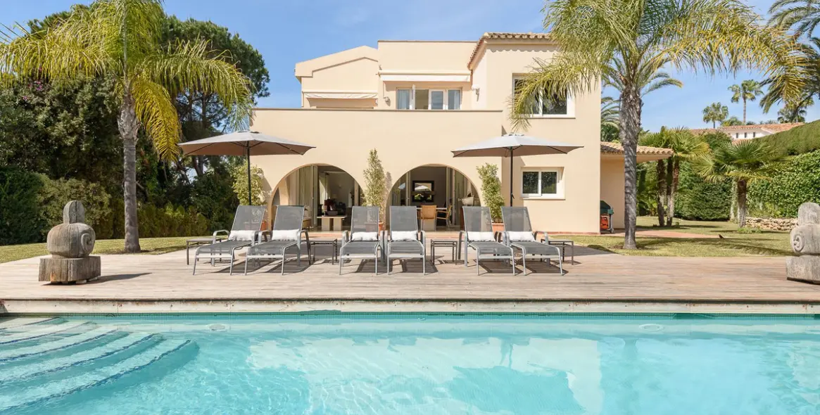 Краткосрочная аренда  отдельно стоящей виллы в Los Monteros 1