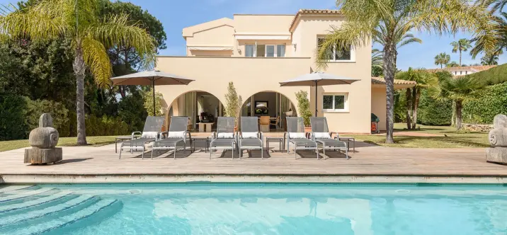 Краткосрочная аренда  отдельно стоящей виллы в Los Monteros 0