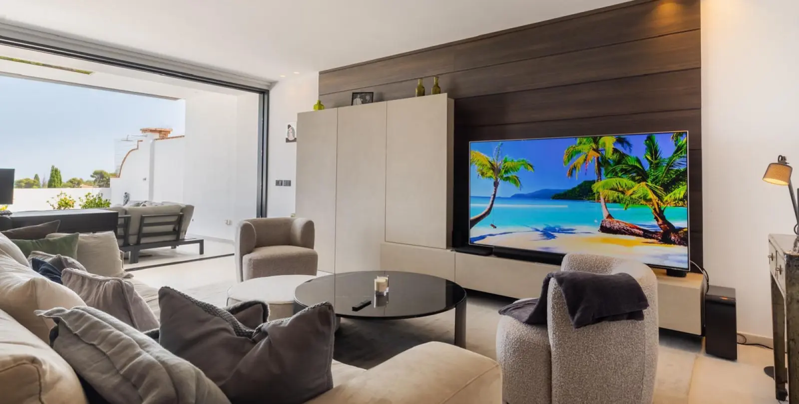 Short-term rent of penthouse in The Golden Mile 8