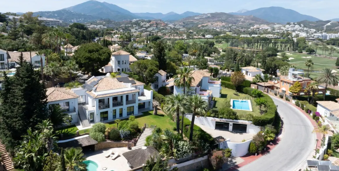Short-term rent of detached villa in Nueva Andalucía 23