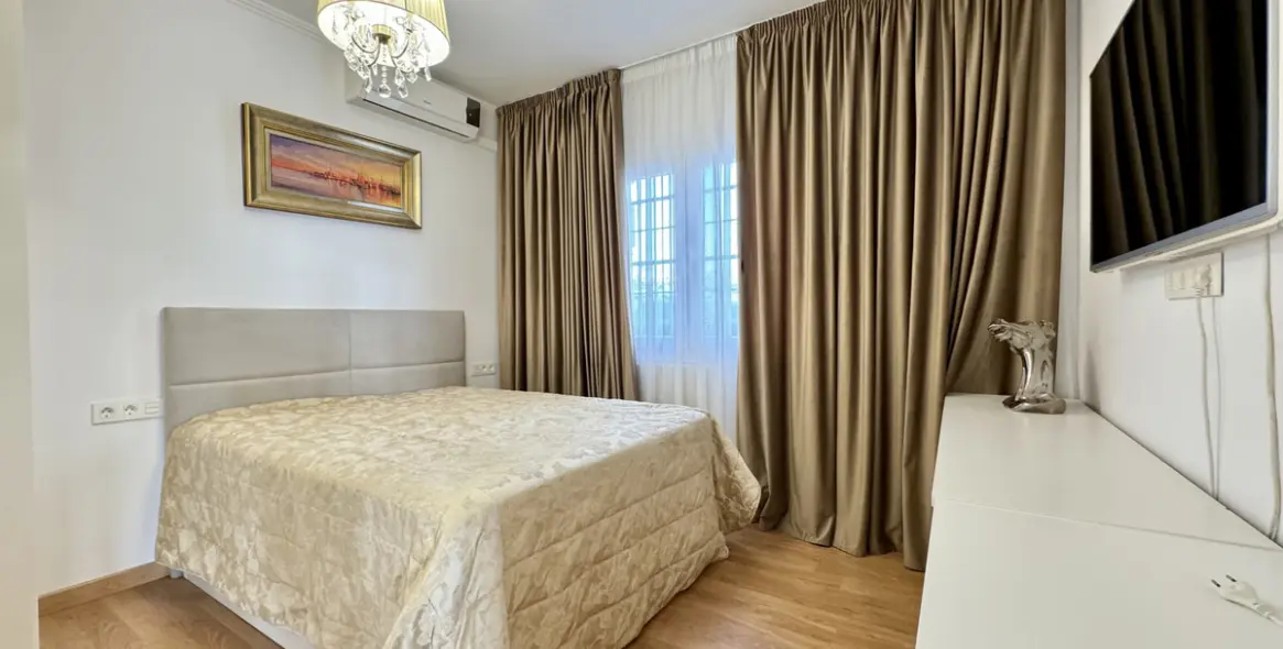 Short-term rent of detached villa in The Golden Mile 12