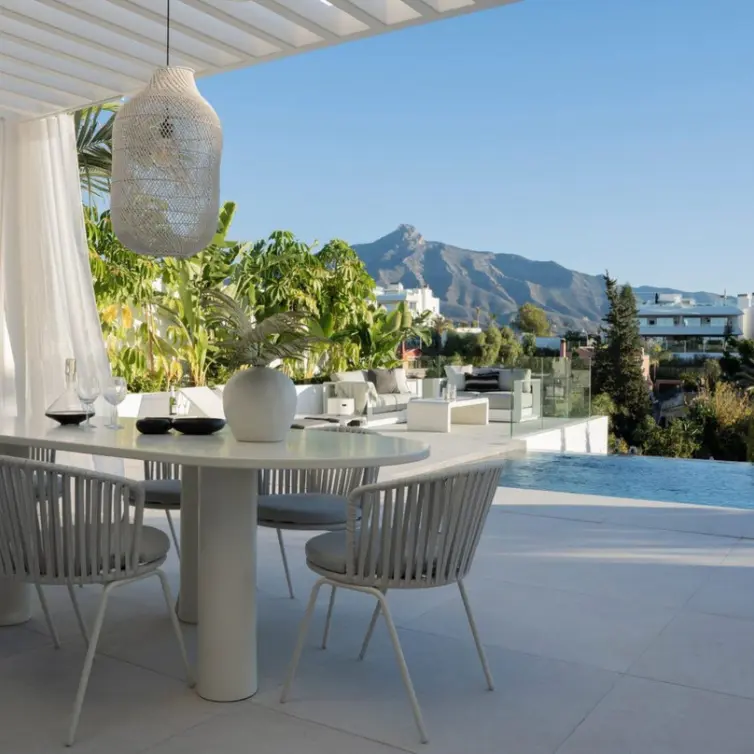 Short-term rent of detached villa in Nueva Andalucía