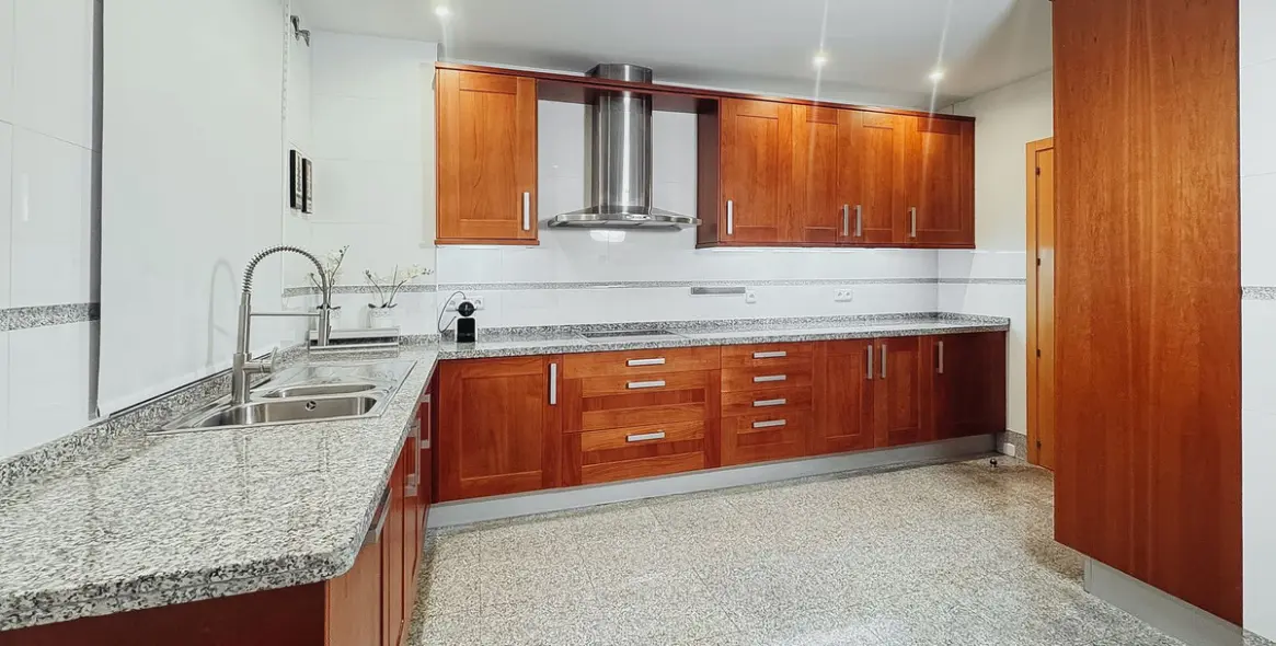 Long-term rent of middle floor apartment in Estepona 14