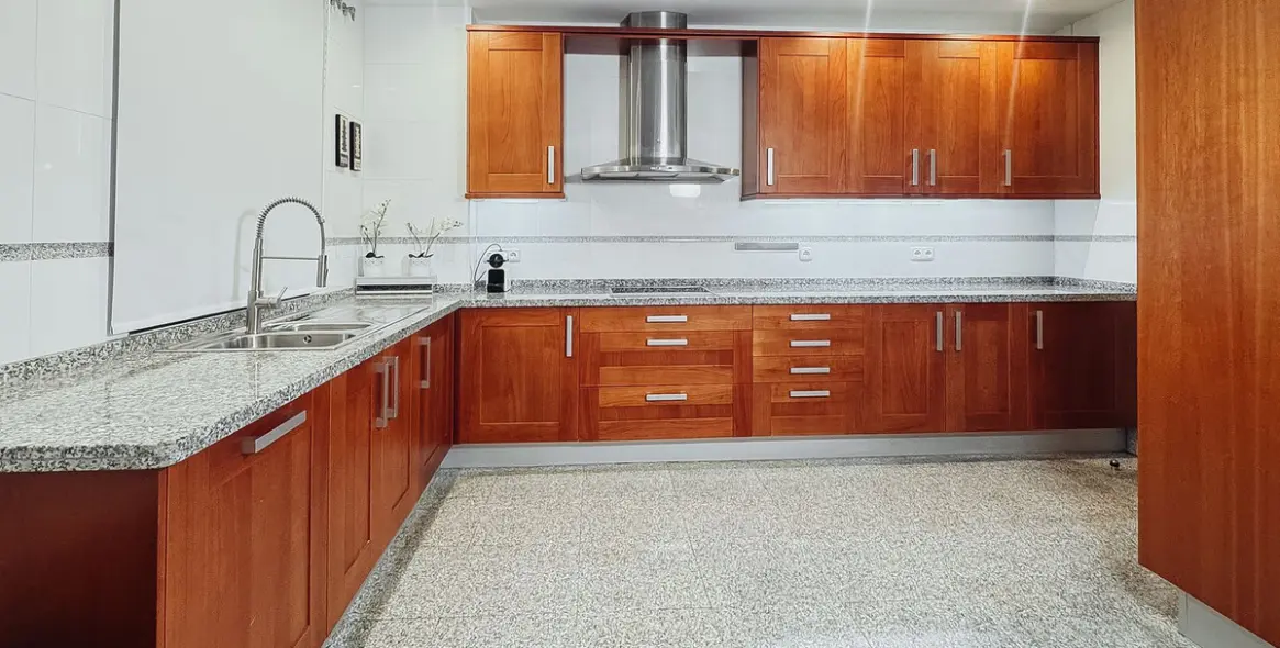 Long-term rent of middle floor apartment in Estepona 16