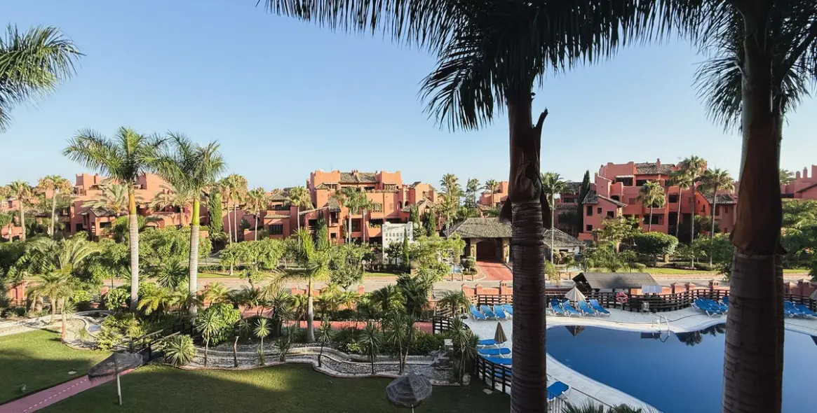 Venta de apartamento en planta media en Estepona 1