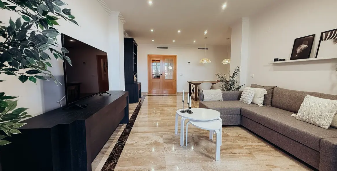 Venta de apartamento en planta media en Estepona 8