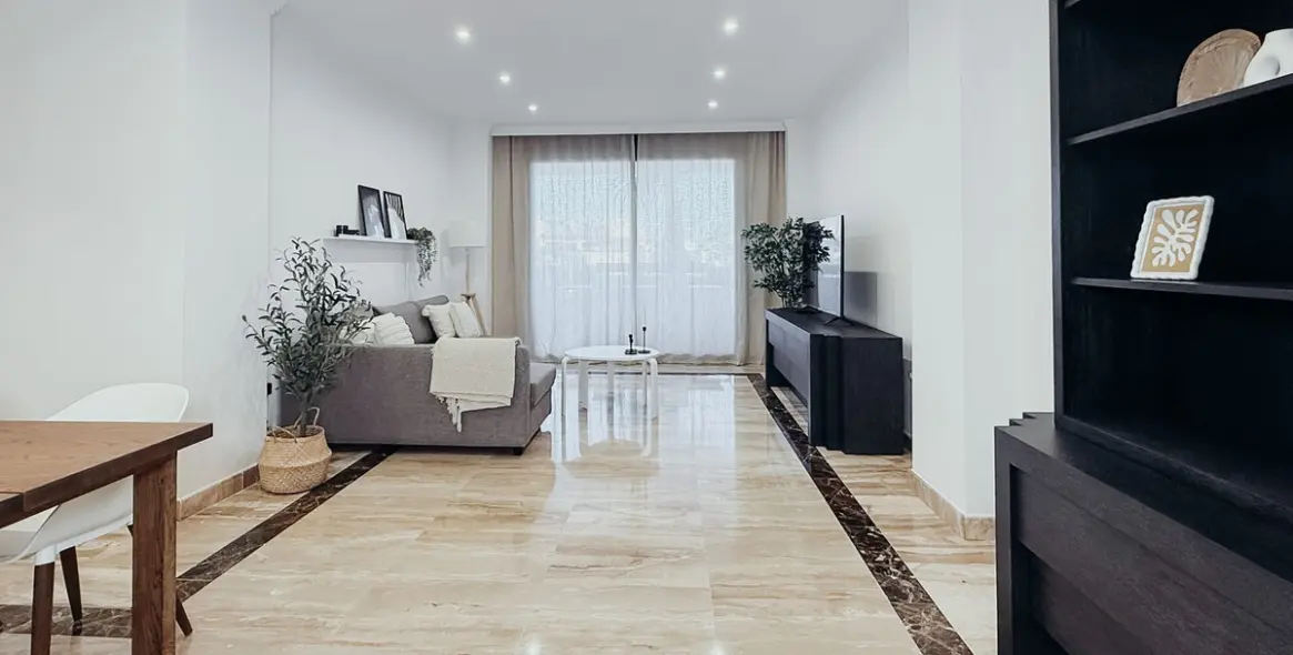 Venta de apartamento en planta media en Estepona 10