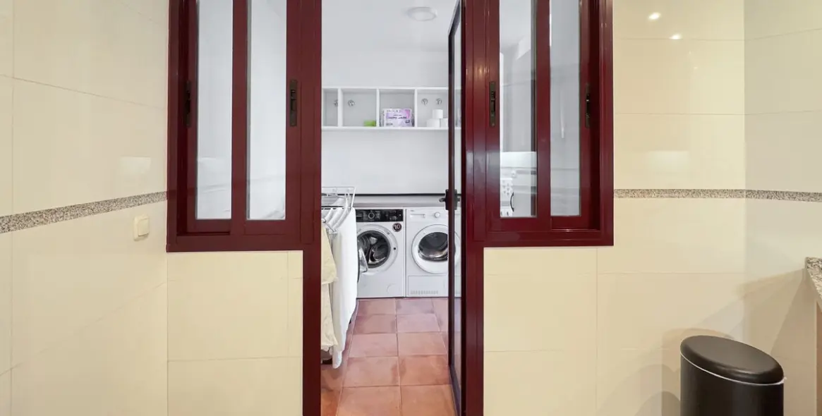 Venta de apartamento en planta media en Estepona 17