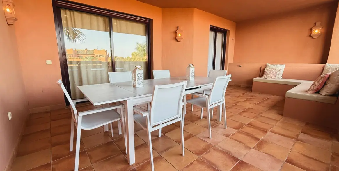 Venta de apartamento en planta media en Estepona 20