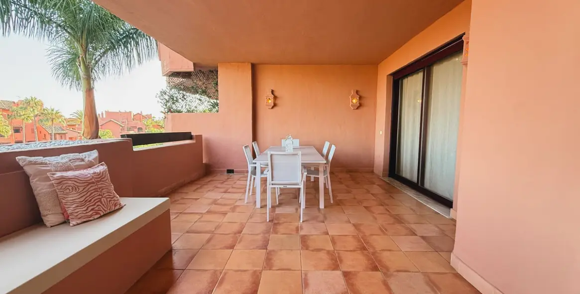 Sale of middle floor apartment in Estepona 21