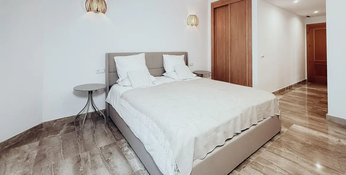 Sale of middle floor apartment in Estepona 33