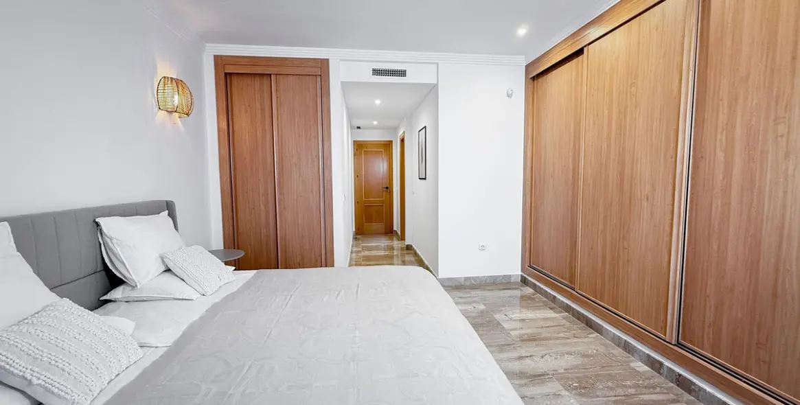 Sale of middle floor apartment in Estepona 37