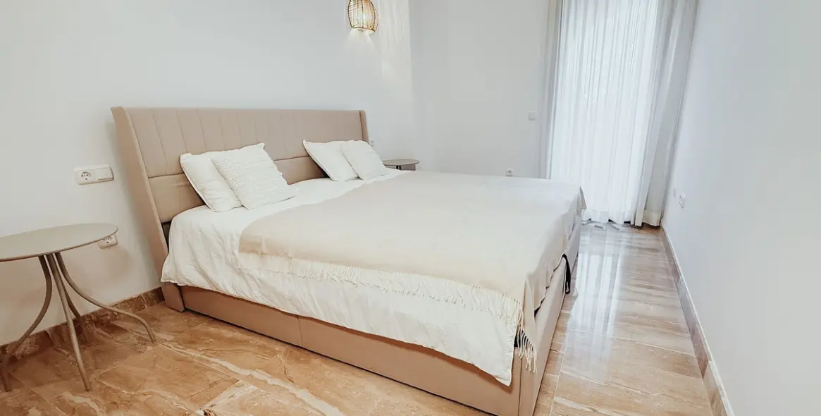 Sale of middle floor apartment in Estepona 42