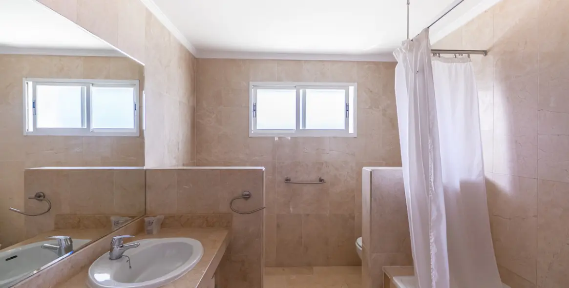 Долгосрочная аренда двухуровневых апартаментов в Nueva Andalucía 15