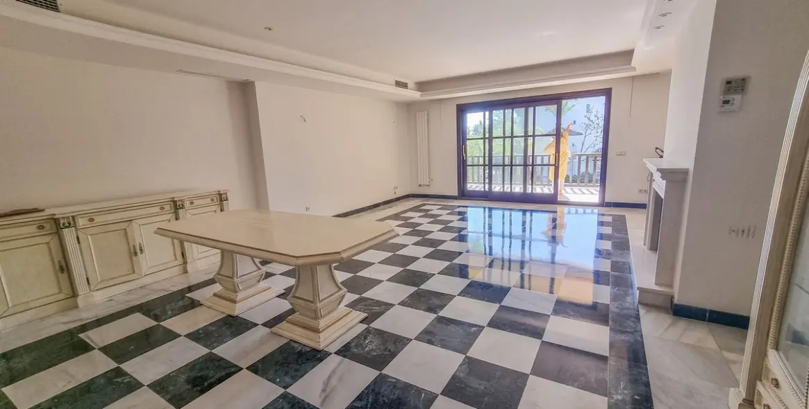 Long-term rent of middle floor apartment in Marbella 2