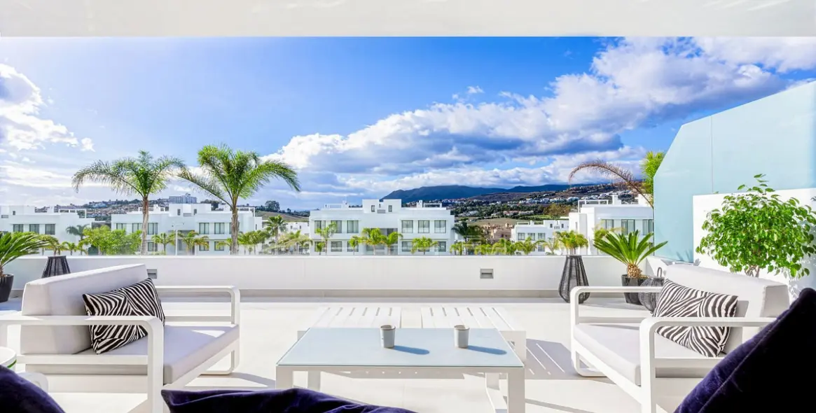 Long-term rent of middle floor apartment in Estepona 1