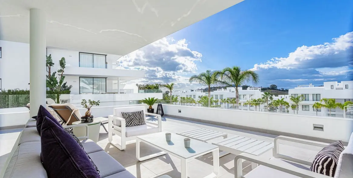 Long-term rent of middle floor apartment in Estepona 2