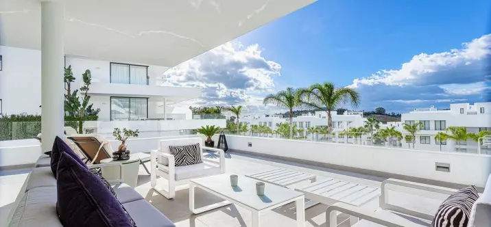 Long-term rent of middle floor apartment in Estepona 1