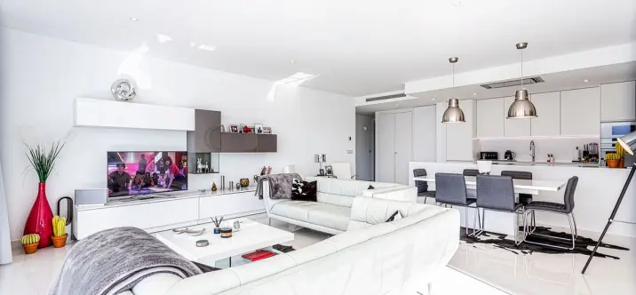 Long-term rent of middle floor apartment in Estepona 2