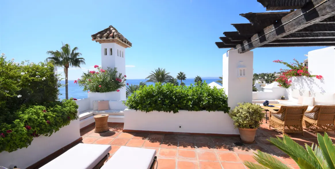 Short-term rent of penthouse in Estepona 1