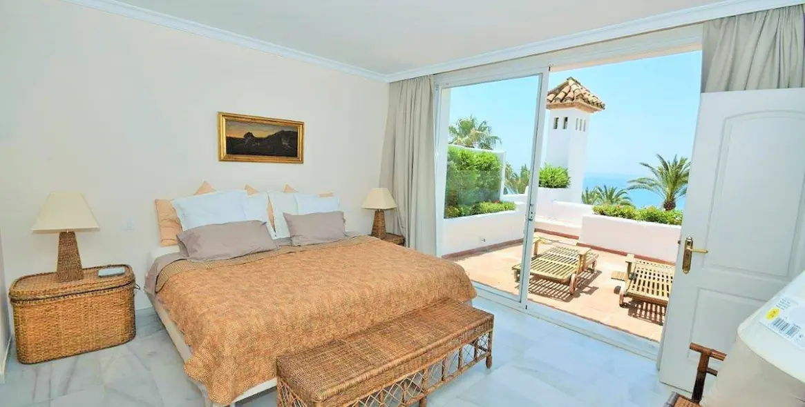 Short-term rent of penthouse in Estepona 8