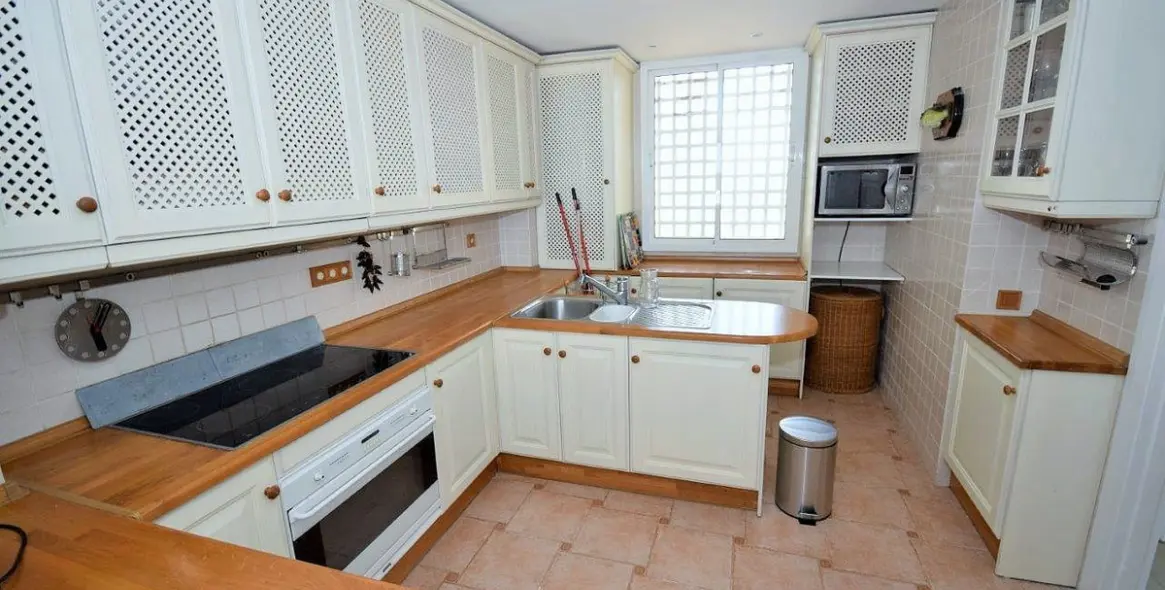 Short-term rent of penthouse in Estepona 12