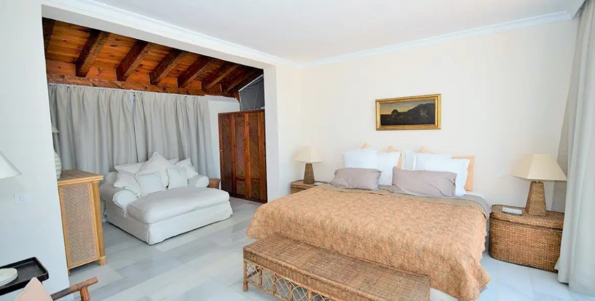 Short-term rent of penthouse in Estepona 17