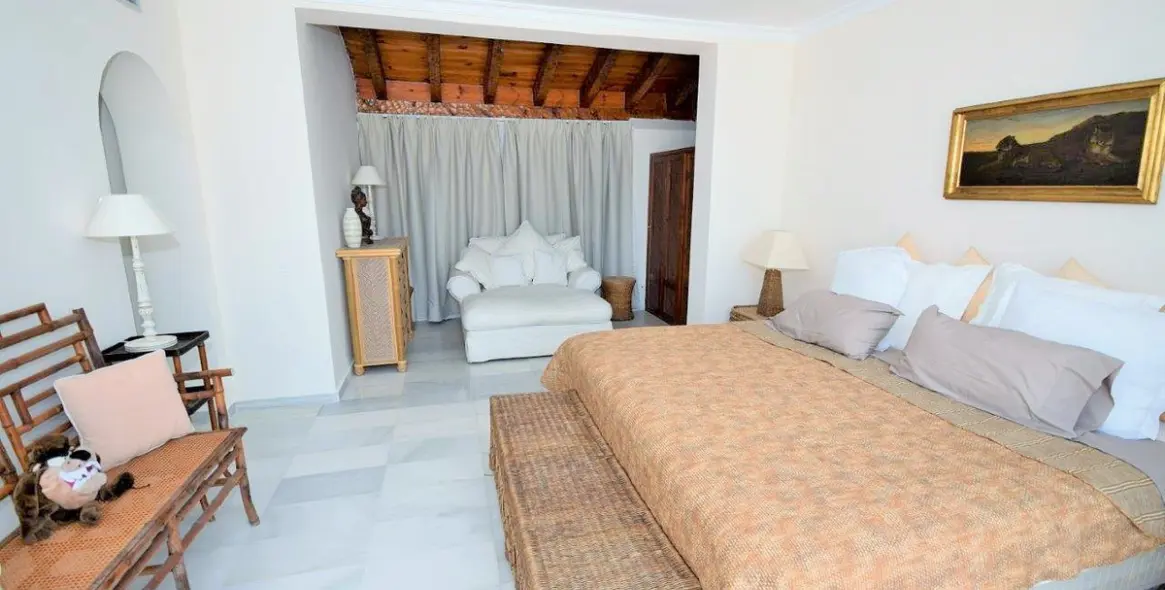 Short-term rent of penthouse in Estepona 18