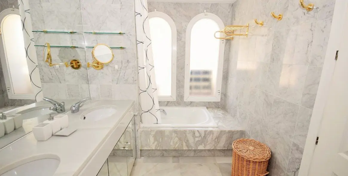 Short-term rent of penthouse in Estepona 19