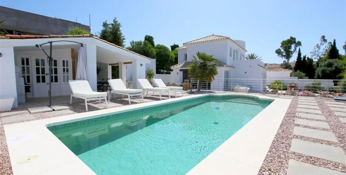 Short-term rent of detached villa in Estepona 1