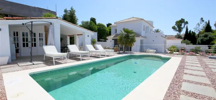 Alquiler a corto plazo de villa independiente en Estepona 0