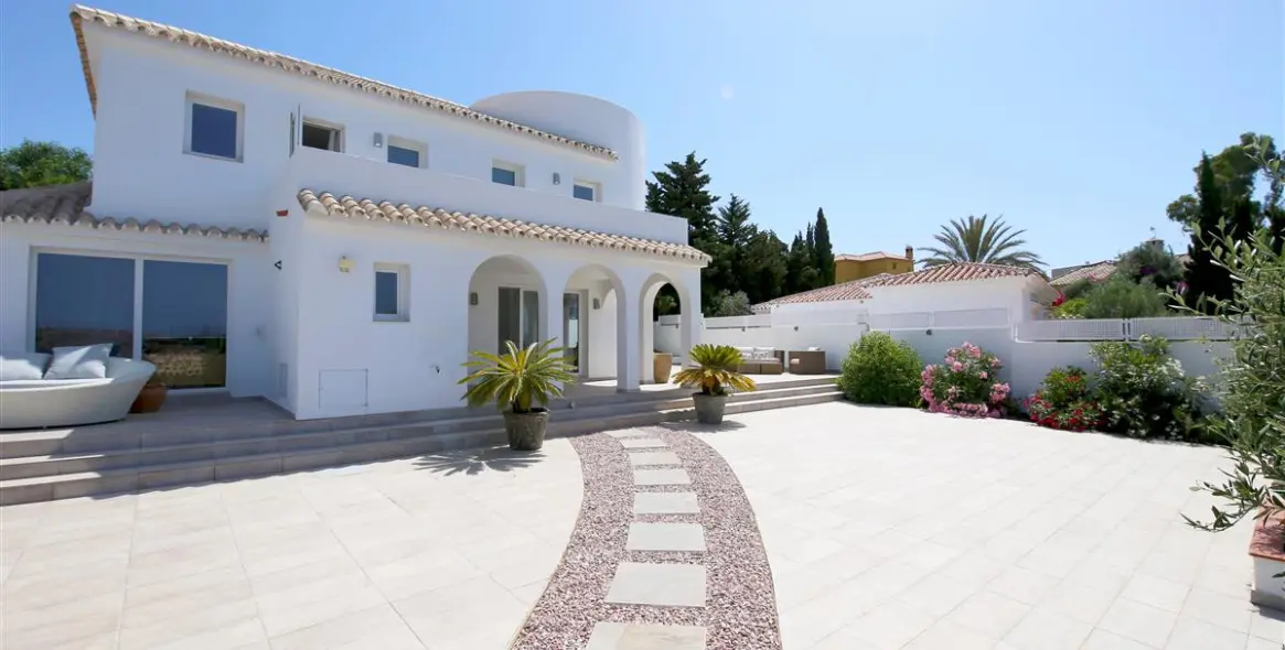 Short-term rent of detached villa in Estepona 2
