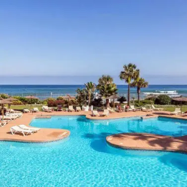 Alquiler a corto plazo de apartamento en planta baja en Puerto Banús