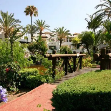 Alquiler a corto plazo de apartamento en planta baja en Puerto Banús
