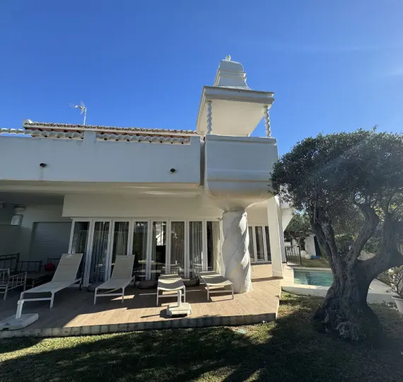 Краткосрочная аренда  отдельно стоящей виллы в Bahía de Marbella