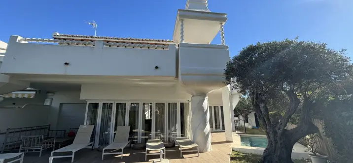 Alquiler a corto plazo de villa independiente en Bahía de Marbella 0