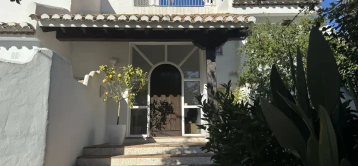 Alquiler a corto plazo de villa independiente en Bahía de Marbella 1