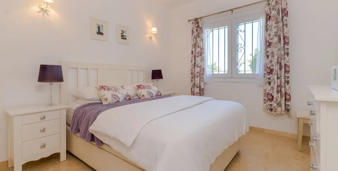 Short-term rent of ground floor apartment in El Paraiso 8