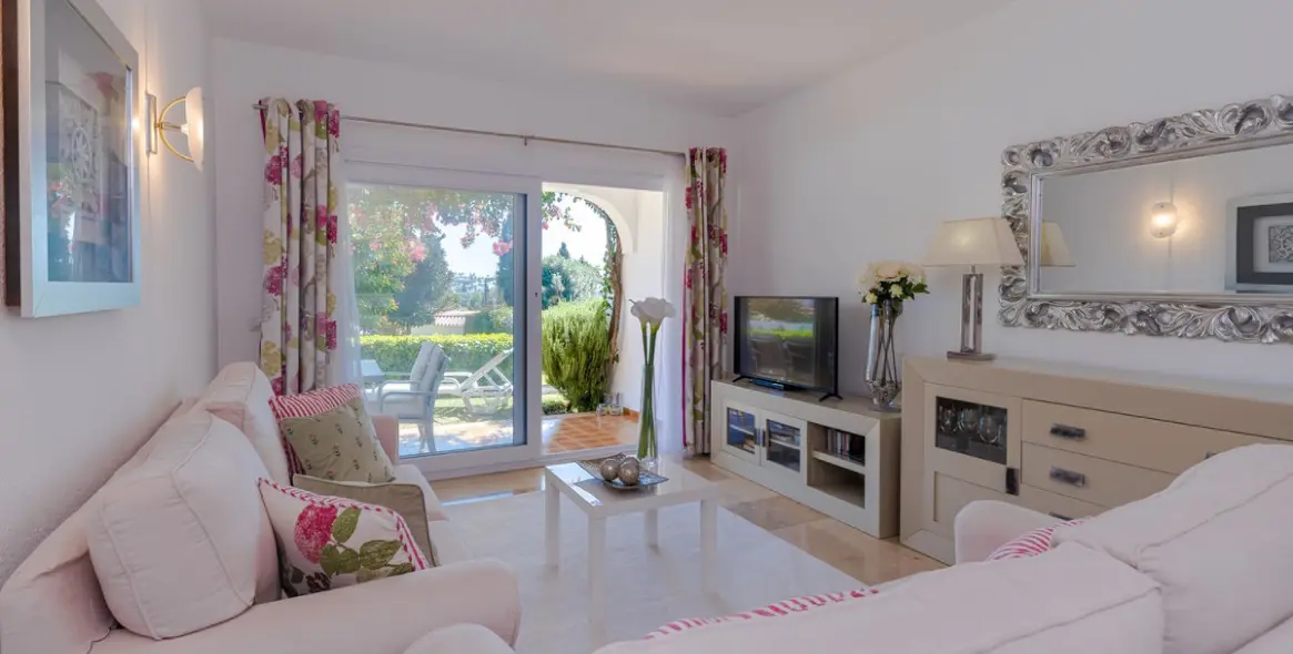 Short-term rent of ground floor apartment in El Paraiso 10