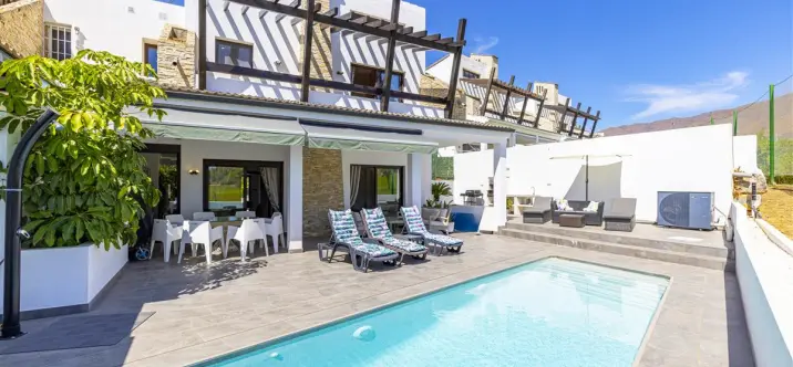 Краткосрочная аренда дома на две семьи в Estepona 0