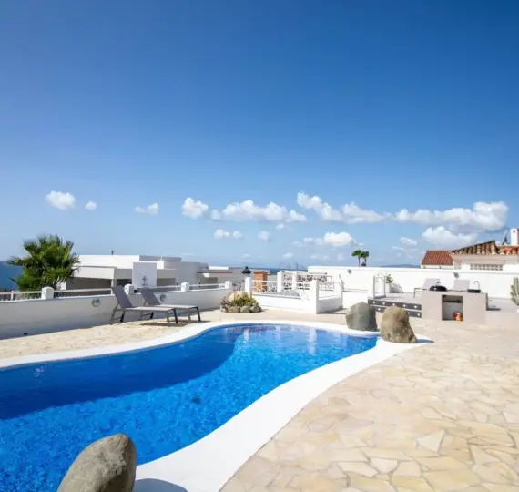Long-term rent of detached villa in Punta Chullera