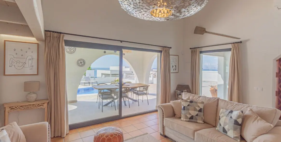 Long-term rent of detached villa in Punta Chullera 9