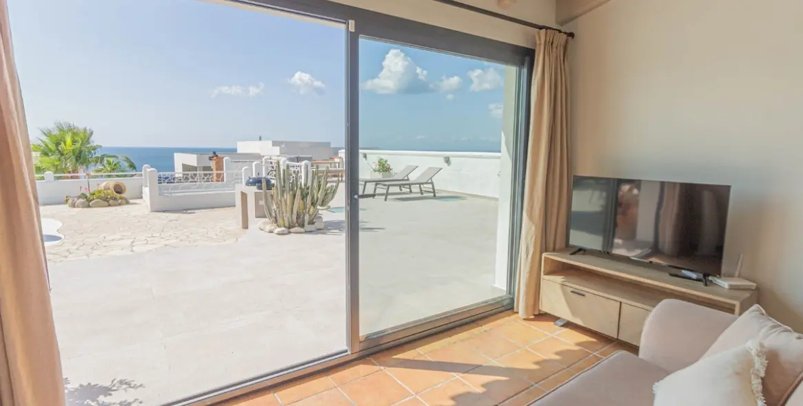 Long-term rent of detached villa in Punta Chullera 11