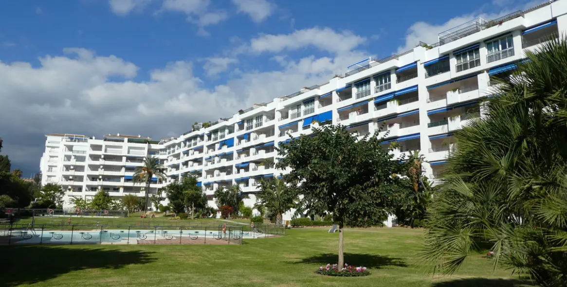 Долгосрочная аренда апартаментов на среднем этаже в Marbella (район Puerto Banús) 1