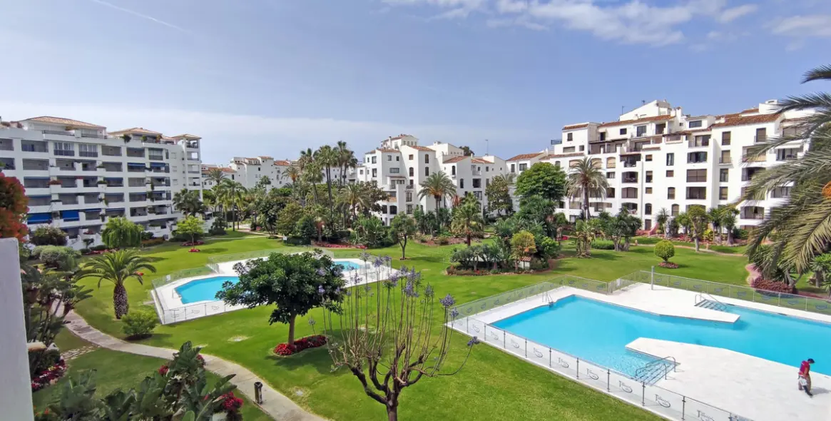 Долгосрочная аренда апартаментов на среднем этаже в Marbella (район Puerto Banús) 3