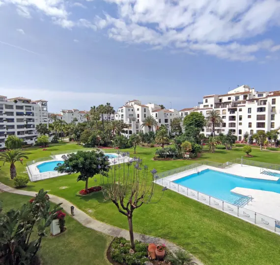 Middle floor apartment R5144254