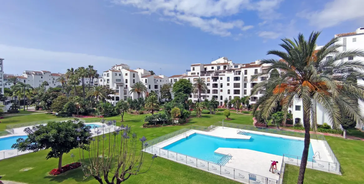Short-term rent of middle floor apartment in Puerto Banús 16